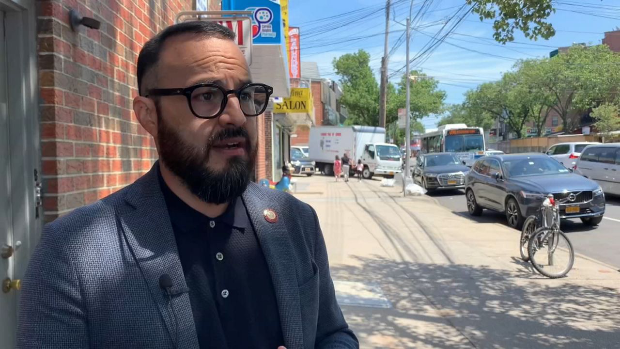 Francisco Moya busca su reelección como concejal de Queens