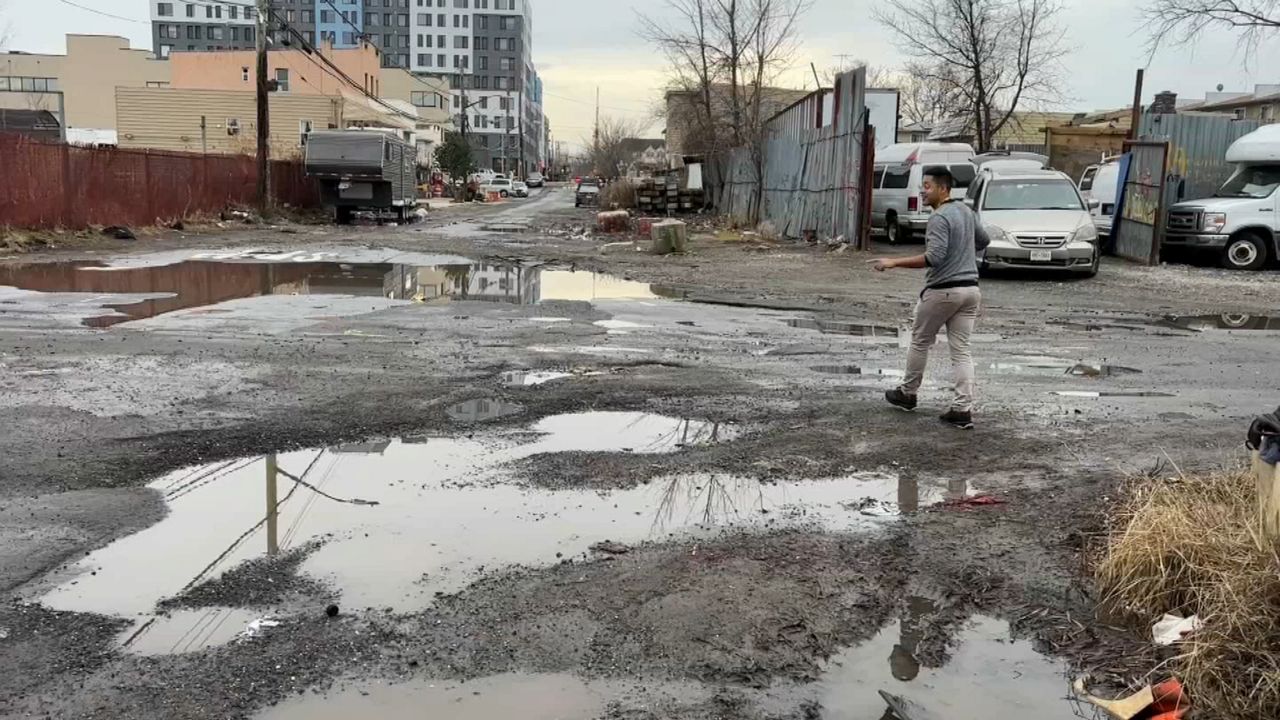 Vecinos de Howard Beach, se quejan de calles deterioradas