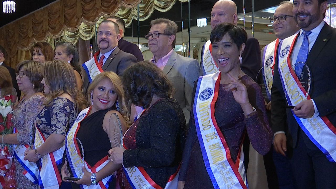 Premian a personalidades latinas en la Gala de la Hispanidad