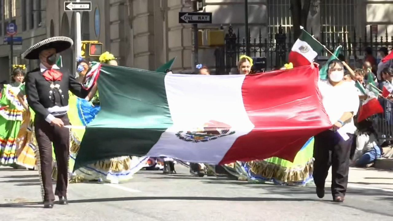 Vuelve el desfile mexicano a alegrar las calles de Manhattan