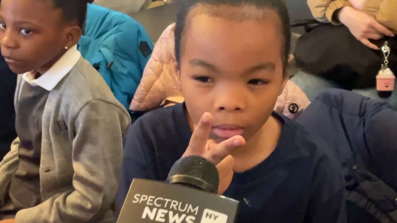 Harlem school kids go to library to listen to reading