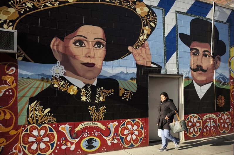 Otro de los murales: una activista mexicana con un inmigrante italiano de los años 30s.