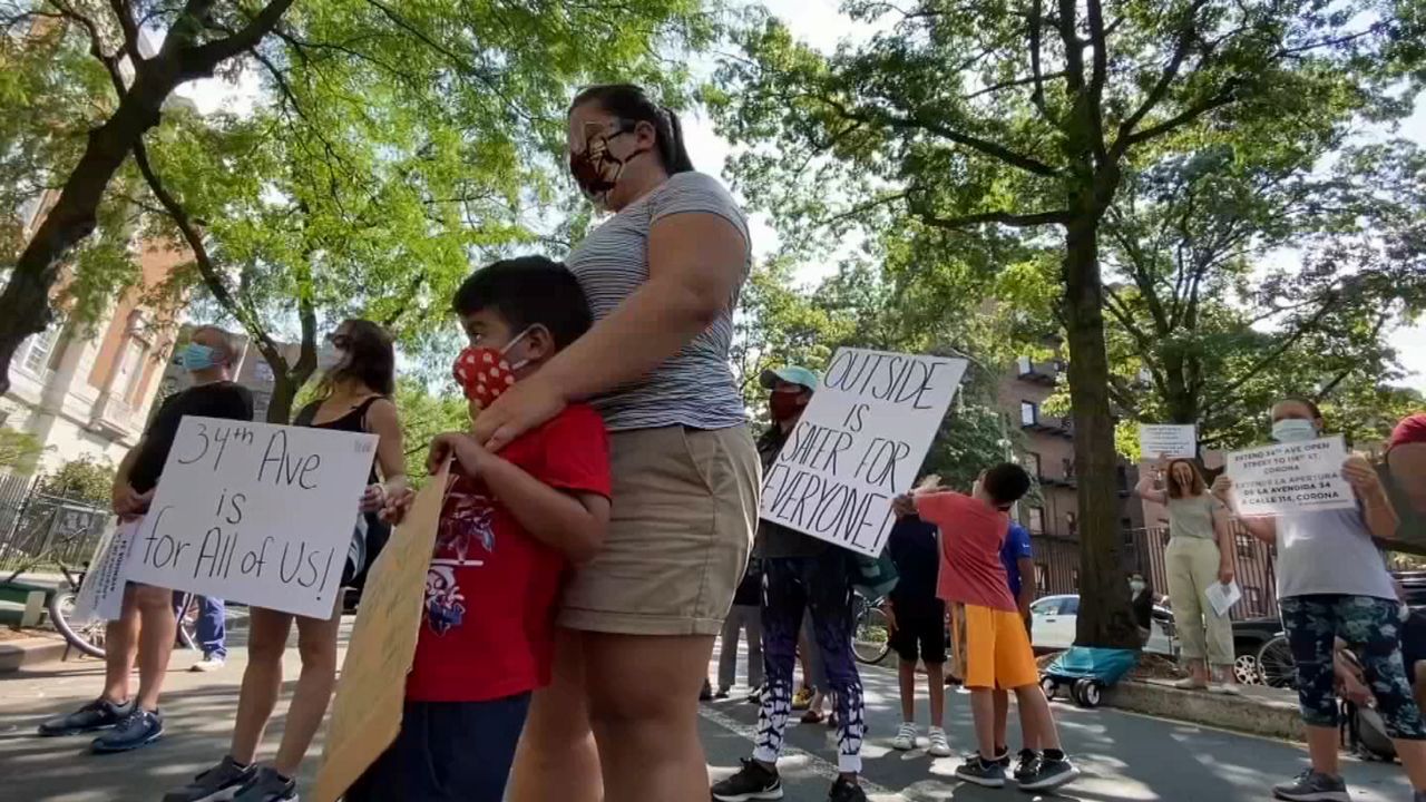 Familias en Jackson Heights exigen el uso de calles para dar clases