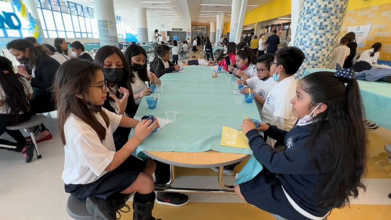 Estudiantes contentos de poder comer juntos en cafetería