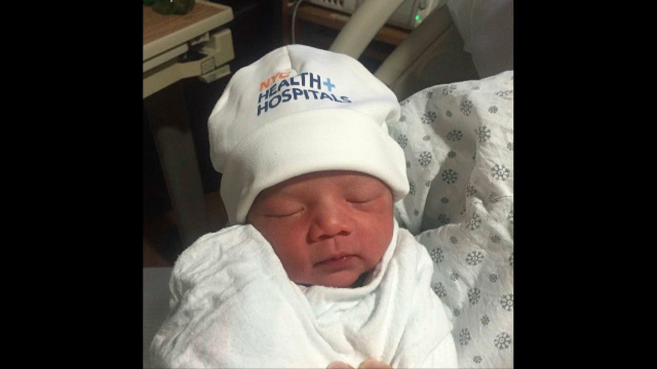 De padres latinos, dos de los primeros tres bebés en nacer en NY en 2018