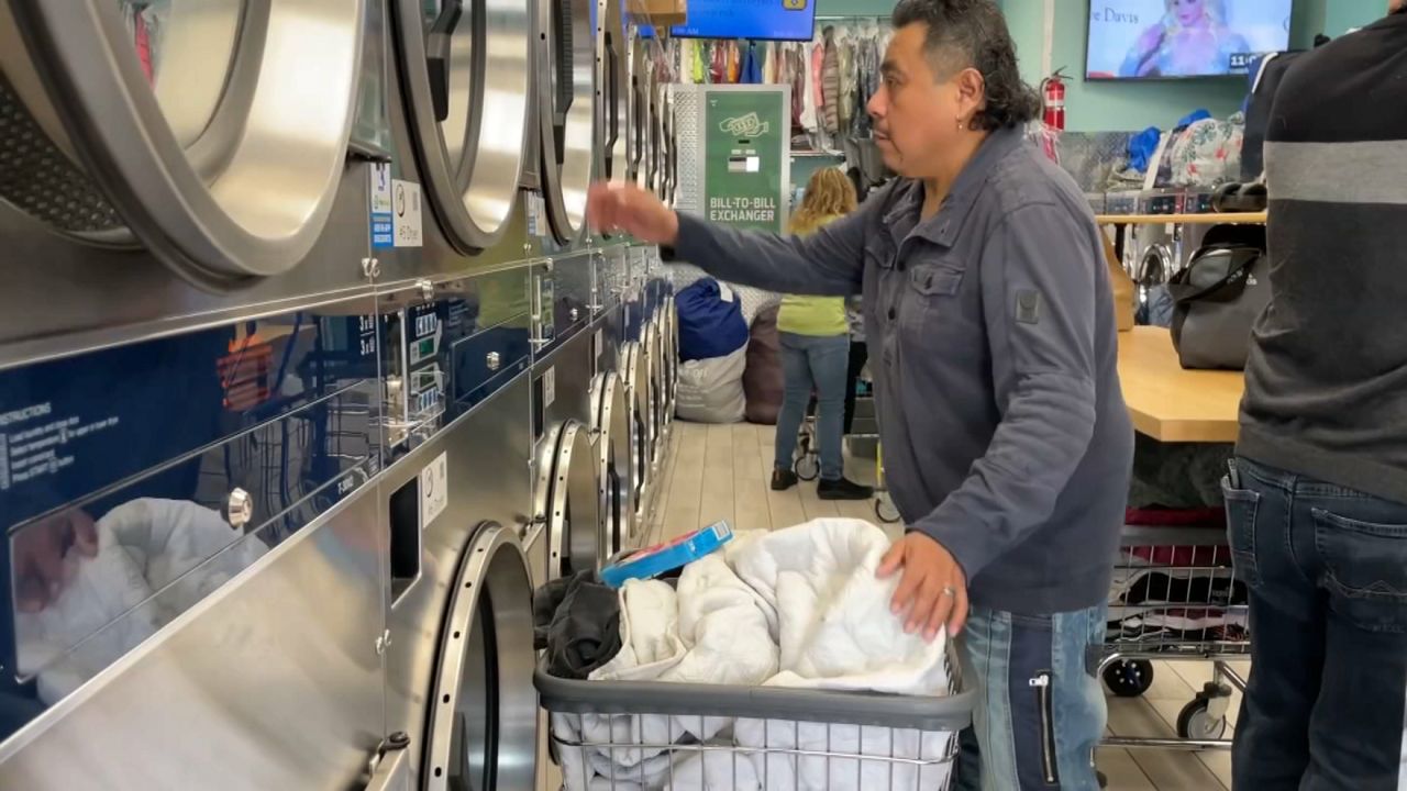 Servicio de lavandería gratis a estudiantes y sus familias