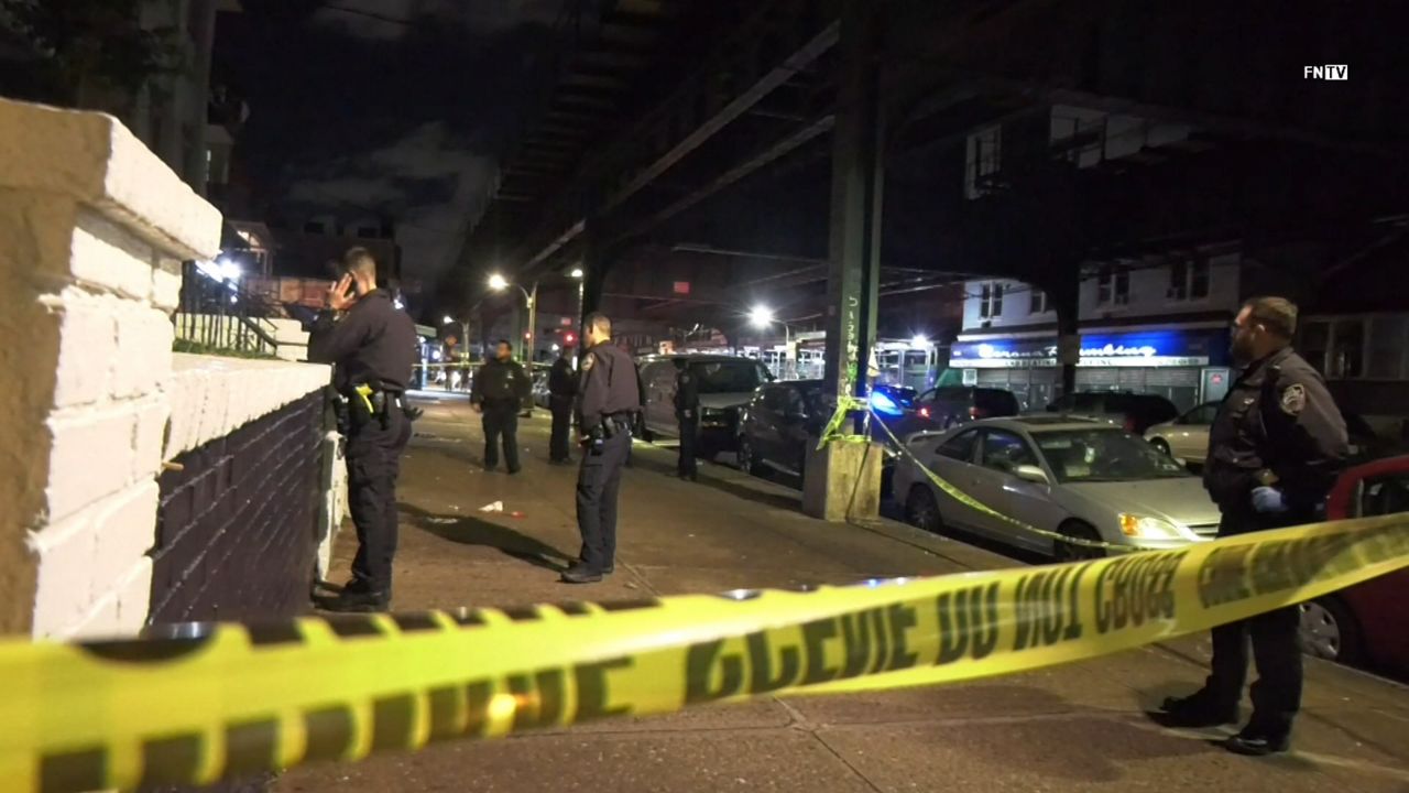 Apuñalados durante un asalto en concurrida calle de Queens