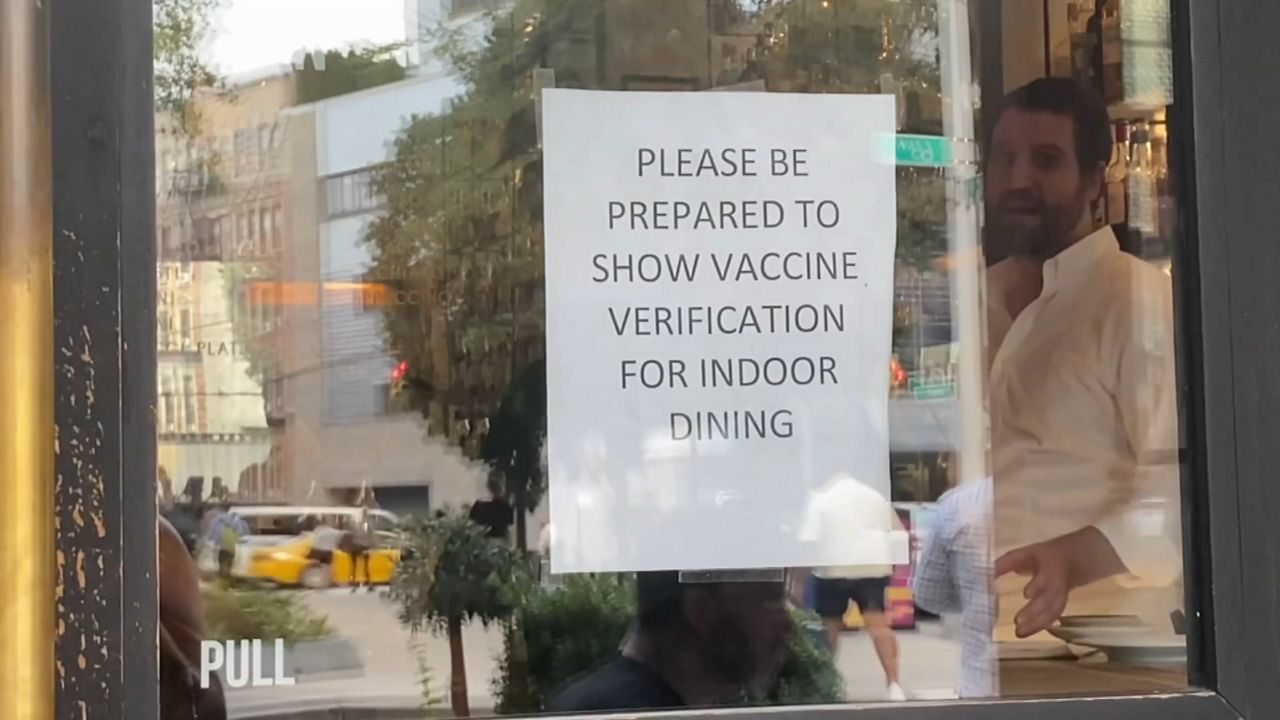 Restaurantes sobre si pedir prueba de vacuna a clientes