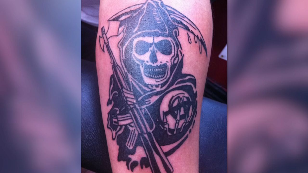 Tatuajes para adorar a la Santa Muerte en la Roosevelt Ave.