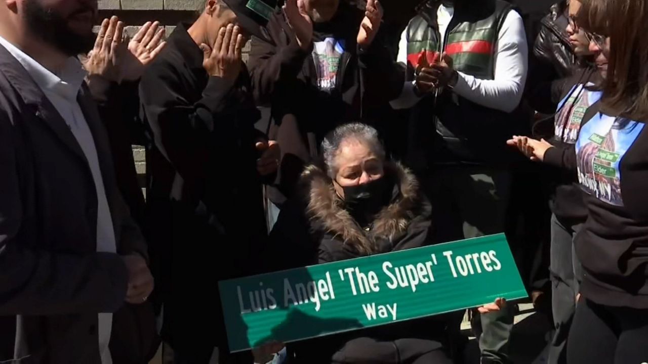 Renombran calle del Bronx en honor a un 'Súper' latino