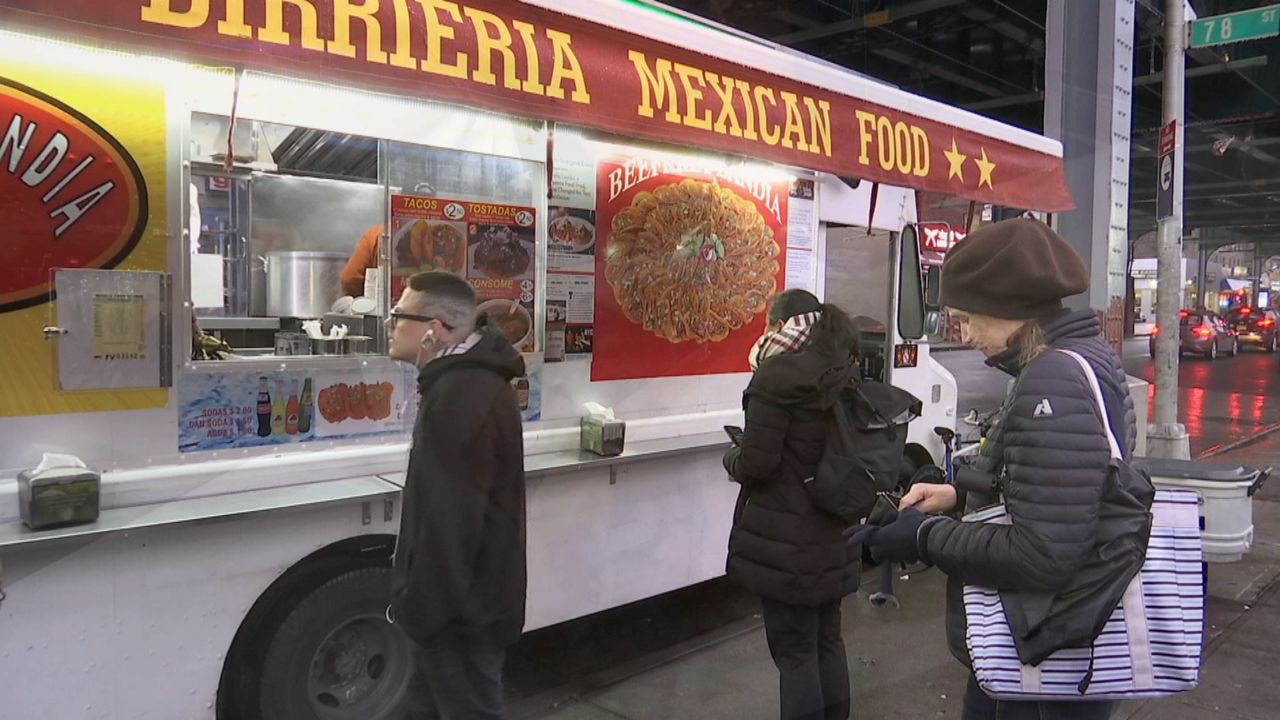 Birria-Landia Tacos ofrece tacos de birria en Queens