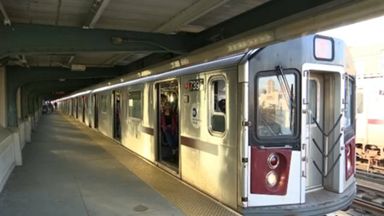 Los usuarios protestan por el mal servicio de la li­nea 7 del metro en Queens