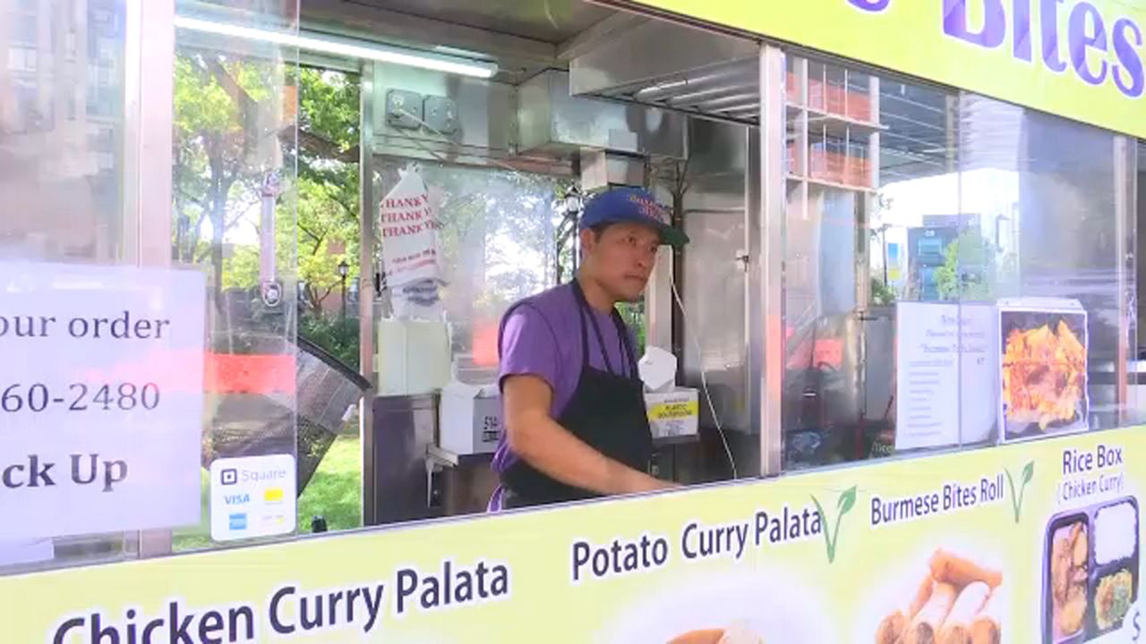 Premian al mejor vendedor ambulante de comida en la ciudad