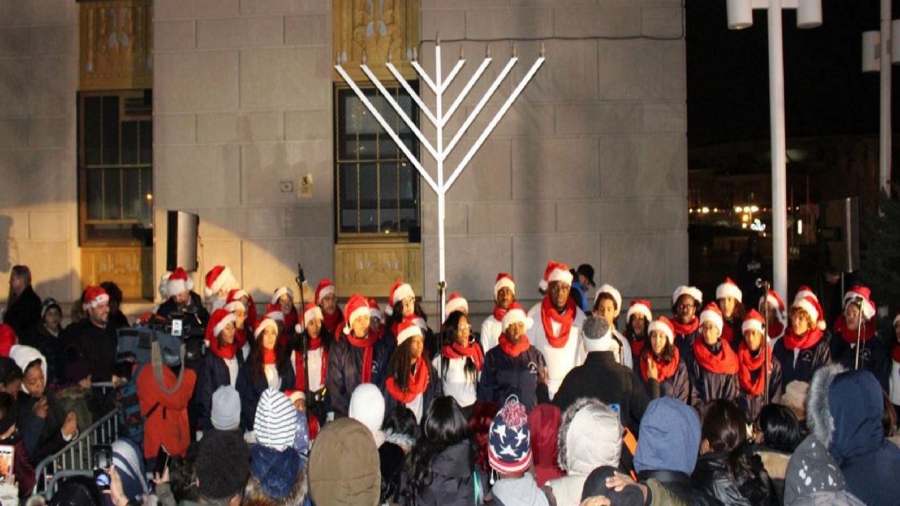 El Bronx enciende su árbol de Navidad en Grand Concourse