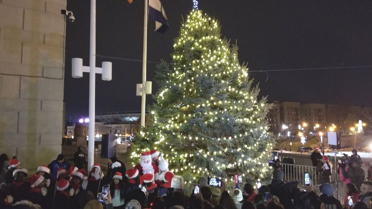 Preparan el Árbol de Navidad para el encendido de luces, image size:1280x720