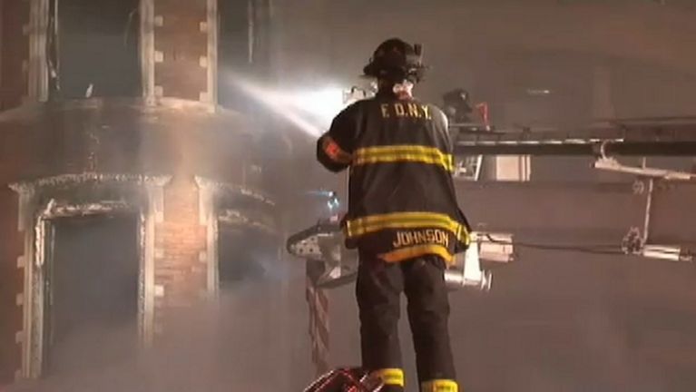 Interpone demanda legal tras perder su apartamento en un incendio