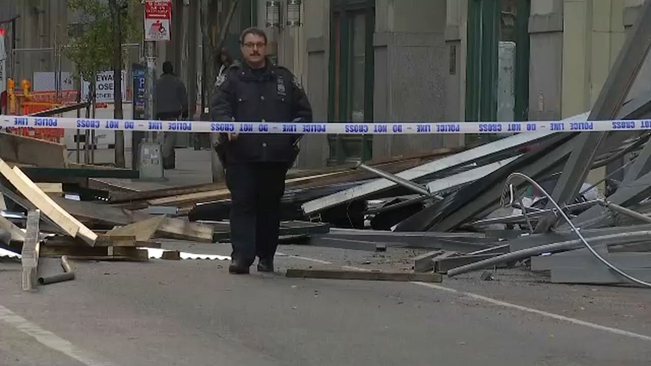 Vehículo se estrella contra un andamio en Manhattan