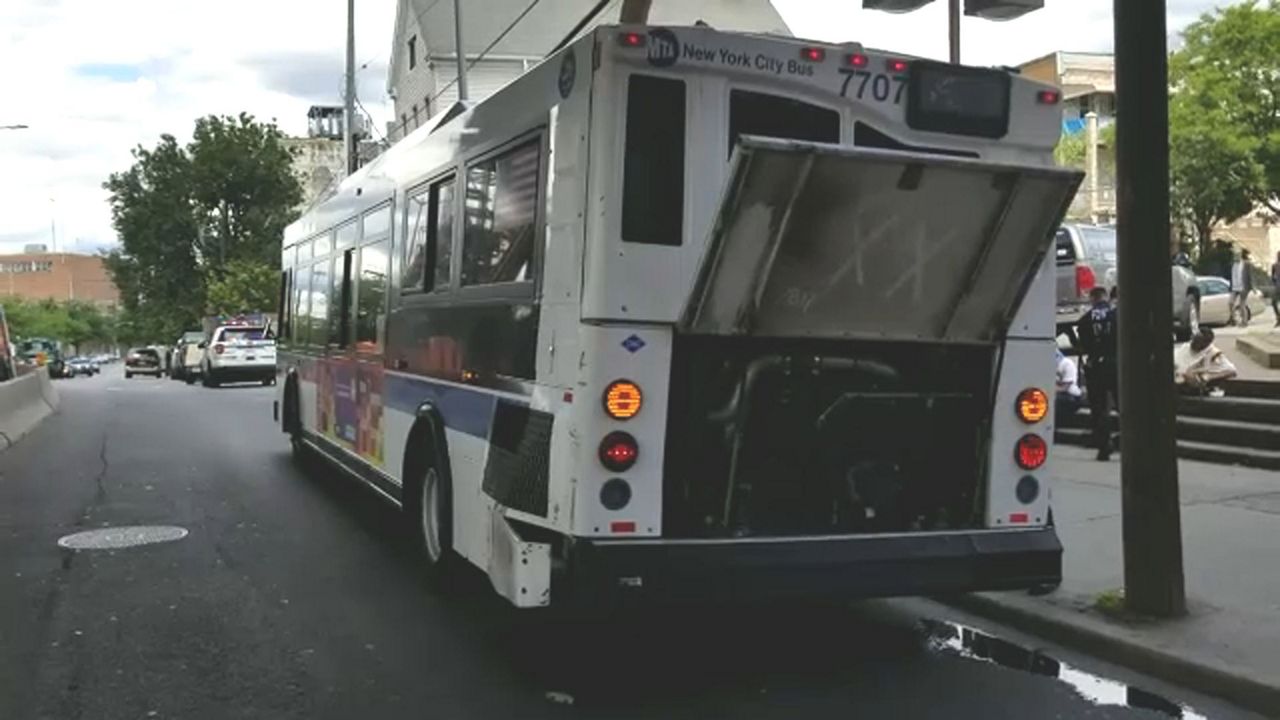 Seis heridos deja el choque de un bus de la MTA en El Bronx