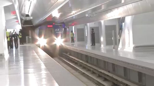 Inauguran las nuevas plataformas del tren PATH en la estación del WTC