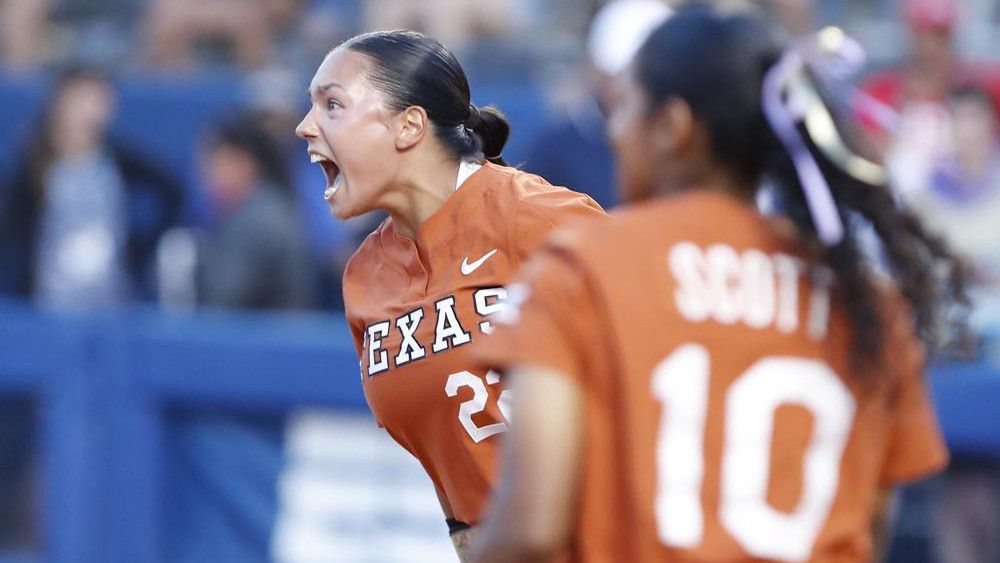 Czech Smith vede Texas přes Arizonu do semifinále WCWS