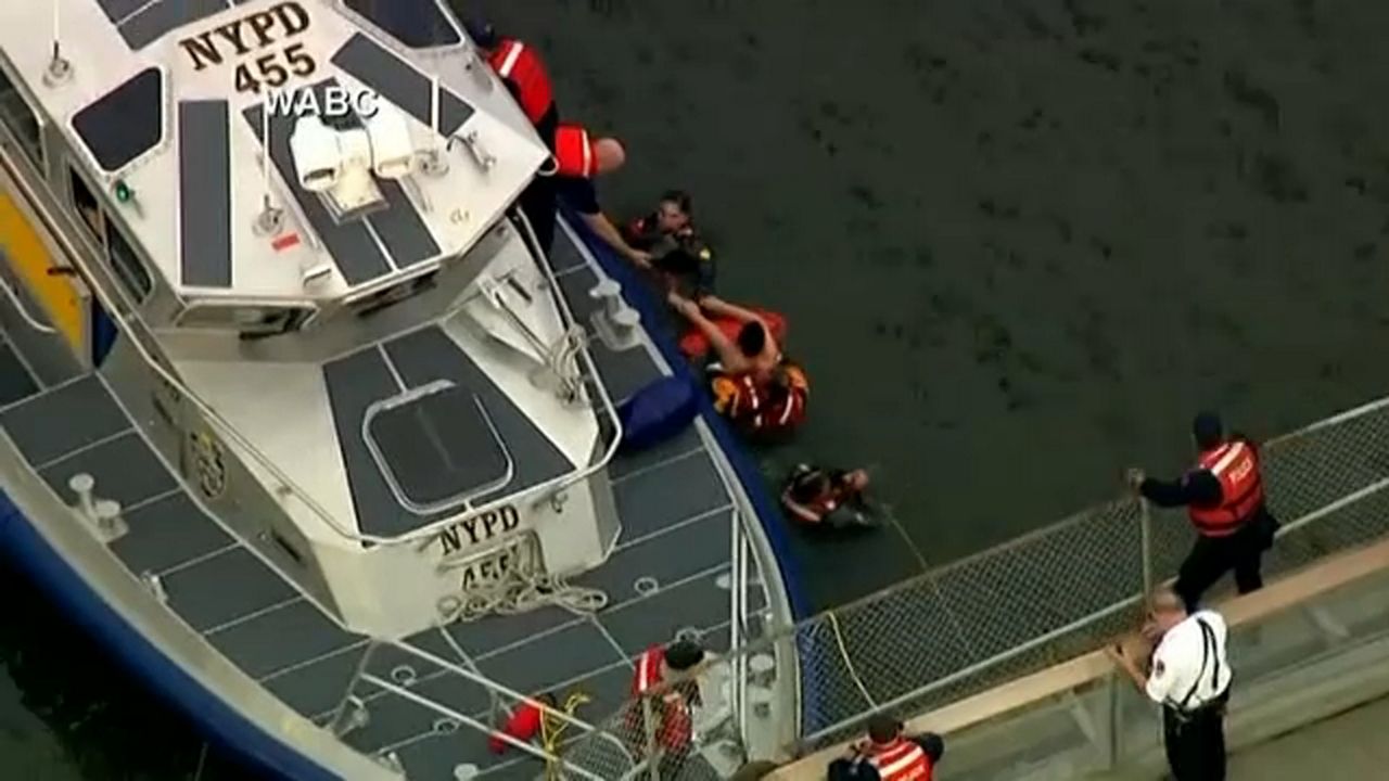 Socorristas rescatan del East River a una mujer desnuda