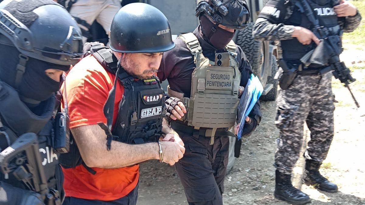 Escoltado por militares, Adolfo "Fito" Macías, líder de la banda criminal “Los Choneros”, fue extraditado a EEUU. Foto facilitada por la Policía de Ecuador