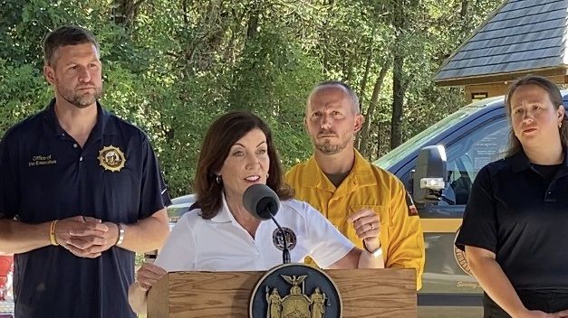 Hochul links ongoing wildfire to climate change - Vimarsana News