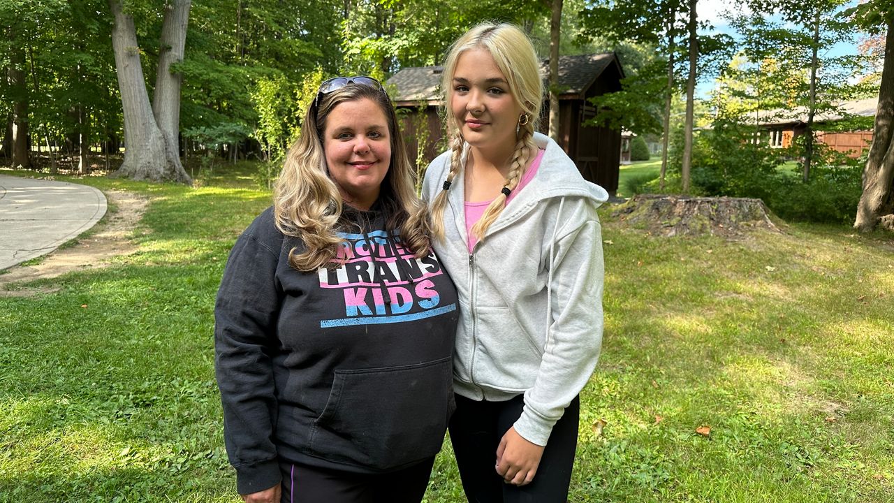 Bradie Anderson (right) with her mom, Anne (left), Taylor Bruck/Spectrum News 1