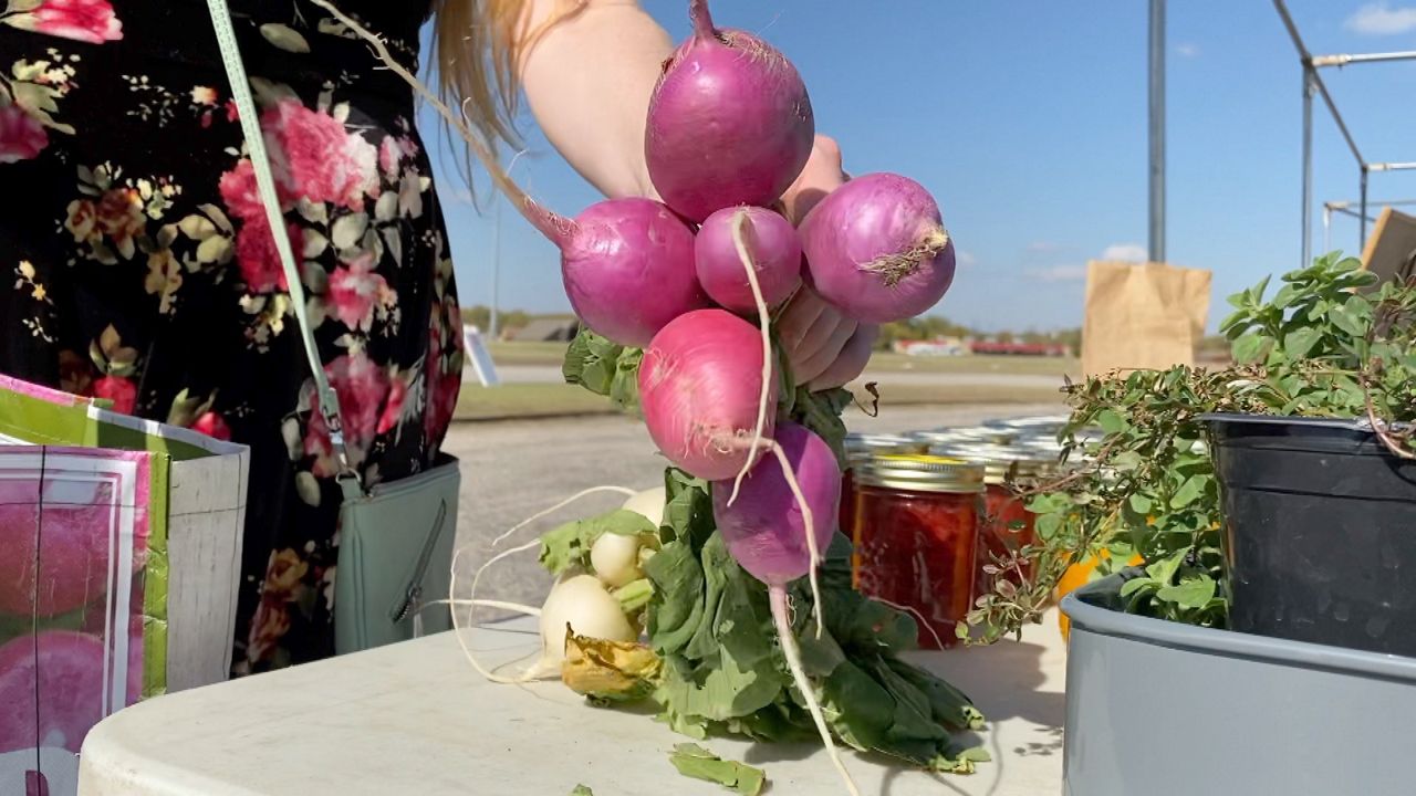 Danielle Orman showing off the beets she just purchased (Lupe Zapata/Spectrum News)