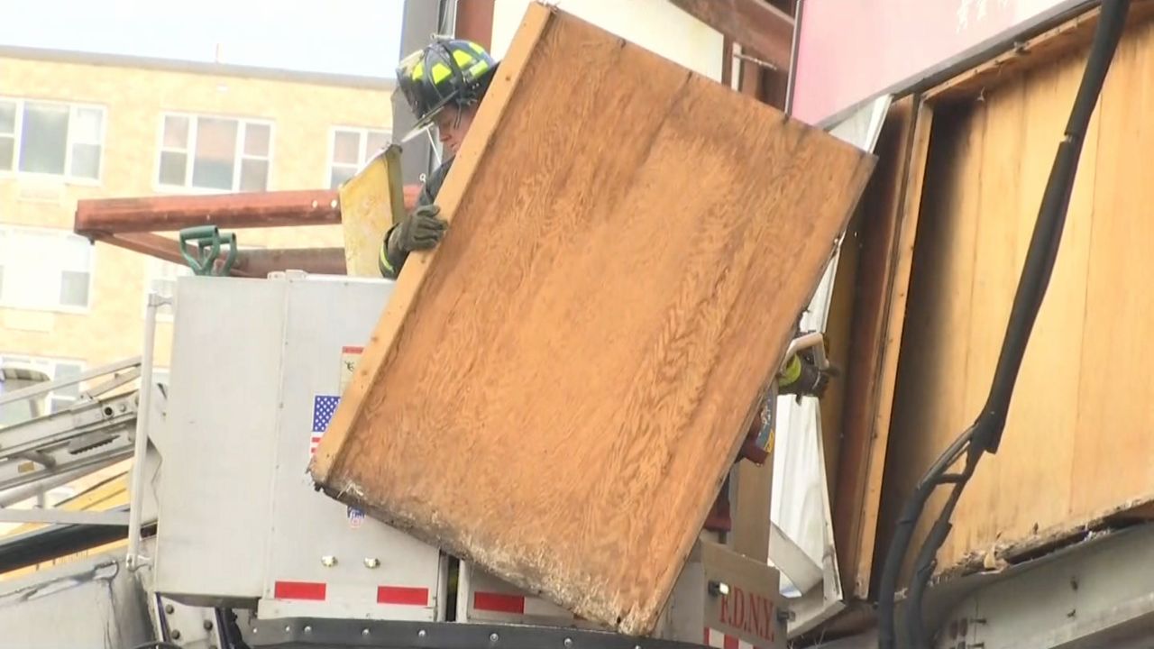 Mujer Muere En Queens Al Caerle Un Pedazo De Plywood