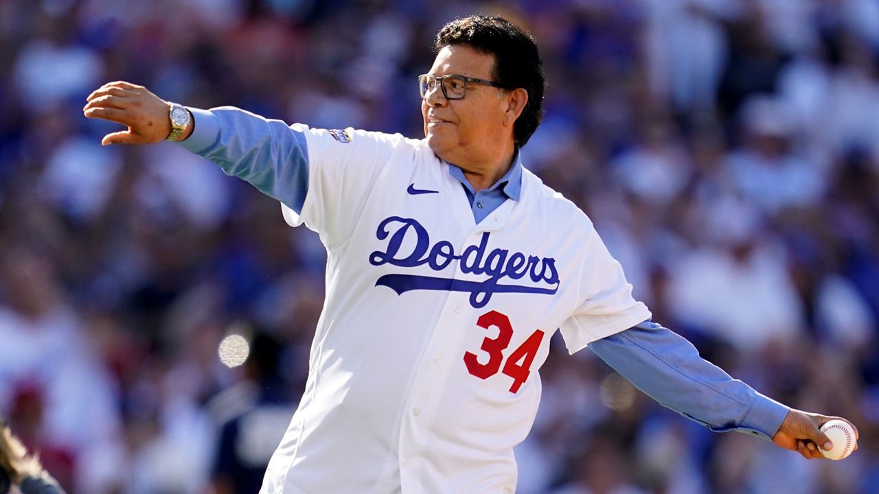 Fernando Valenzuela, realiza el lanzamiento inaugural durante el Juego de Estrellas de la MLB, el 19 de julio de 2022.