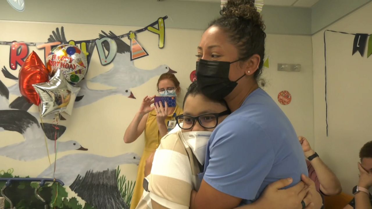 Hospital sorprende a menor hispano con festejo de cumpleaños