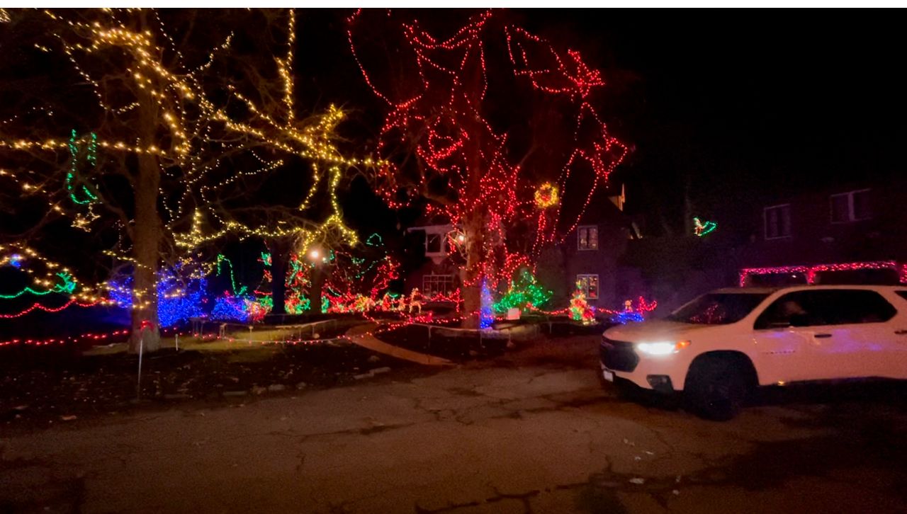 Finwood Estate Christmas 2022 Elyria Holiday Lights Tradition Continues With Santa