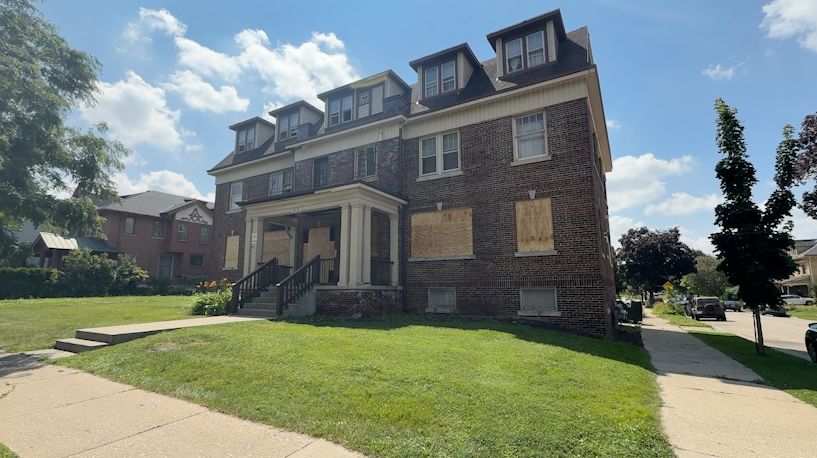 Fire breaks out in Milwaukee apartment building without sprinklers