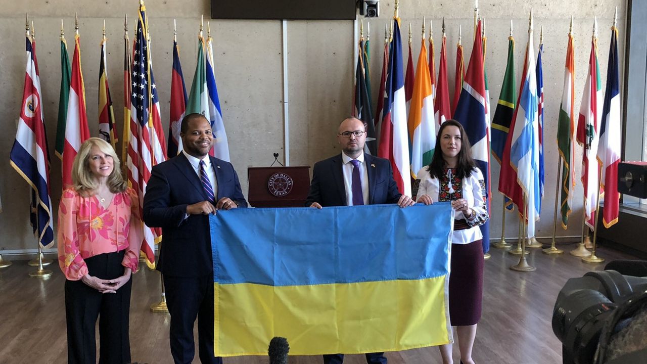 Consul General of Ukraine, Vitalli Tarasiuk, presented Dallas Mayor Eric Johnson with a Ukraine flag during his visit on Monday. (Spectrum News 1/Dallas City Hall)