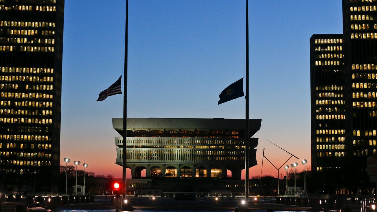 与以色列团结一致，州政府大楼的旗帜将降半旗