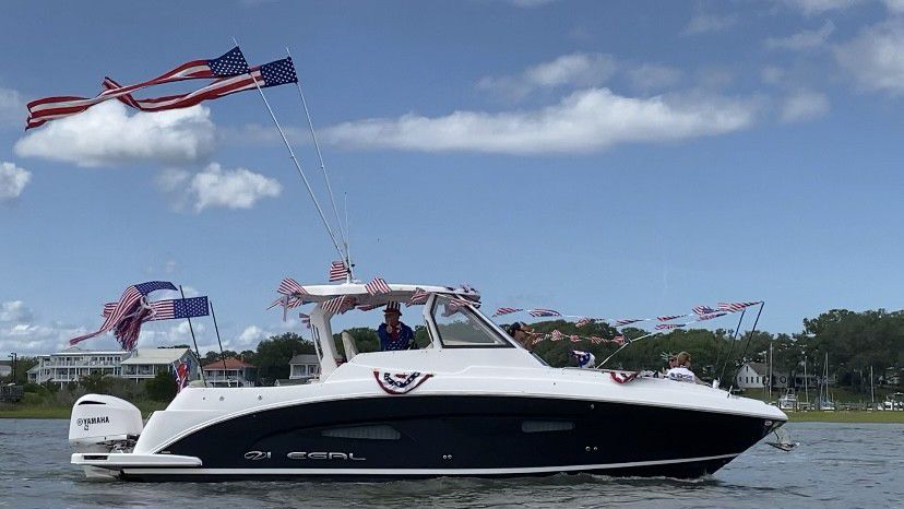 A captain dressed like Uncle Sam boats down the Intracoastal Waterway. (Spectrum News 1/Natalie Mooney)