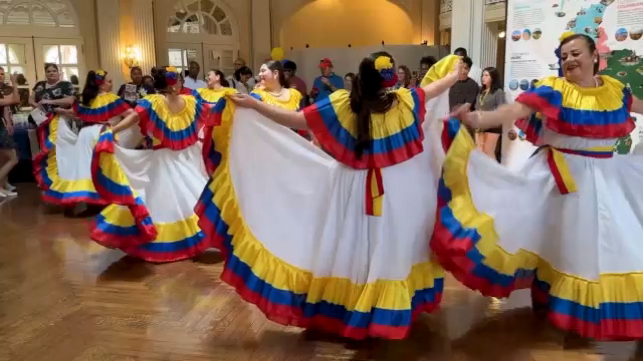  Grupo de baile típico de Colombia.