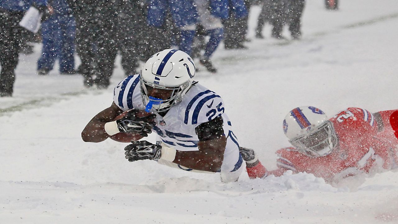 Rain, sleet or snow: How NFL players stay warm during the coldest