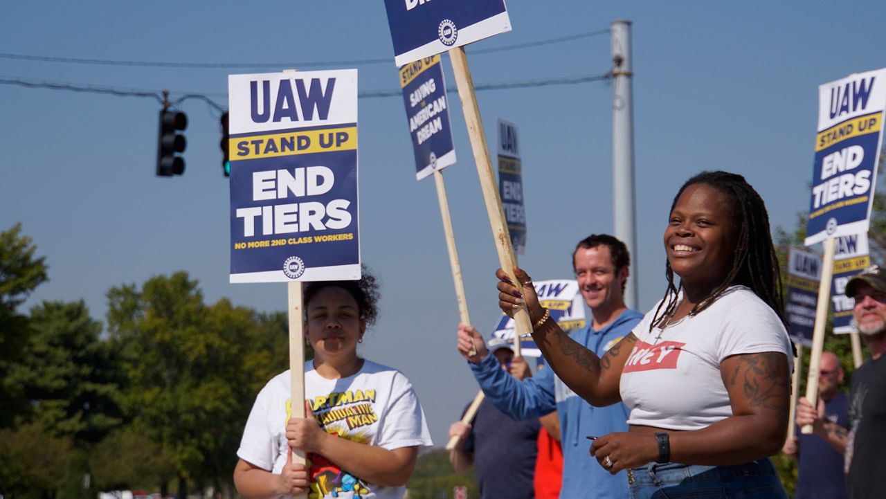 UAW Local 862 members picket the Ford truck plant in Louisville, Kentucky. On Wednesday, Oct. 11, workers walked off the job beginning at 6:30 p.m. (Spectrum News 1/Mason Brighton)