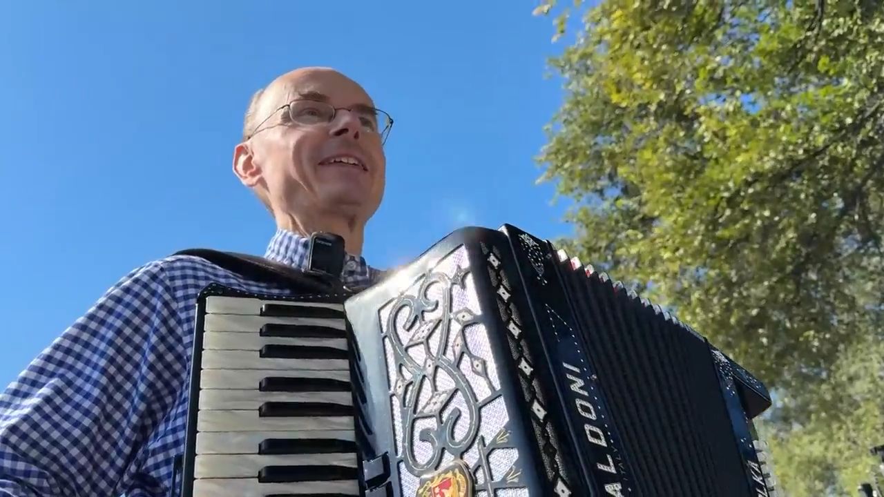Brewers fan turns accordion career into World Series gig