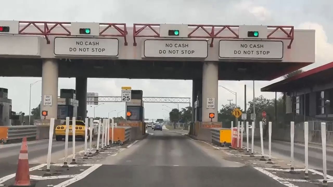 Skyway Bridge drivers still see backups near cashless toll plazas
