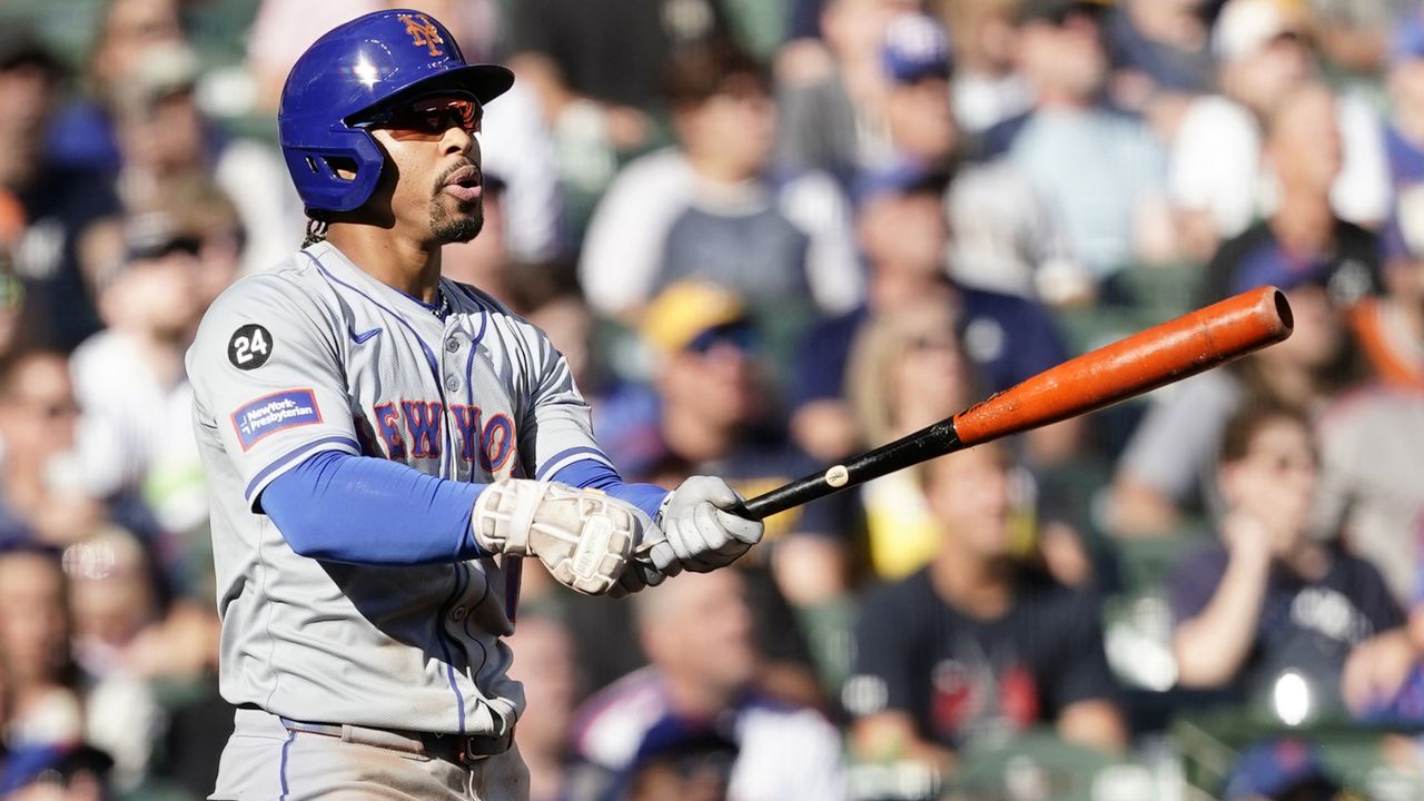 francisco lindor watches flight of his home run