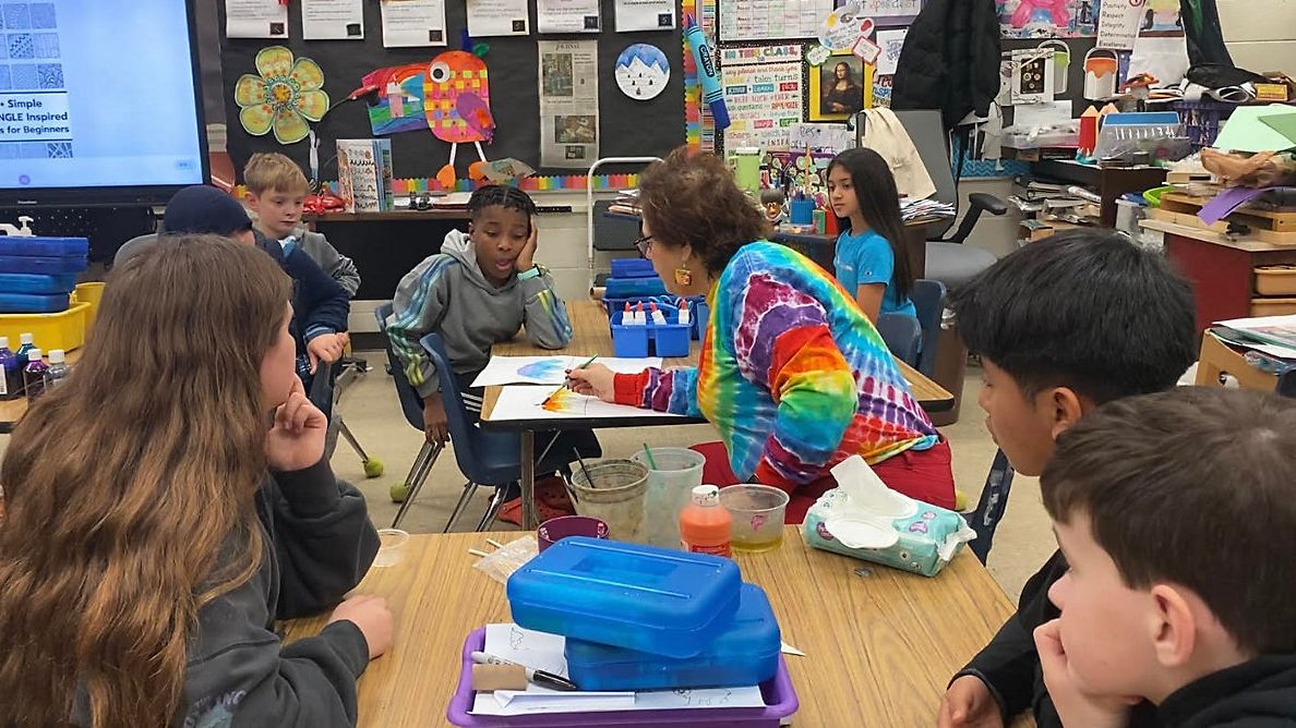 Frann Paige teaches her art students at Clemmons Elementary School. (Spectrum News 1/Zyneria Byrd)