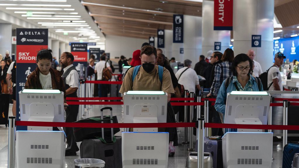 DOT orders big US airlines to explain frequent flyer programs