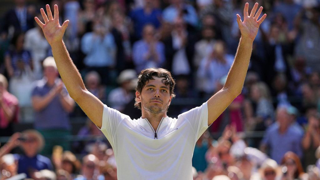 Taylor Fritz de Estados Unidos celebra su victoria en el partido de cuartos de final contra Karen Khachanov de Rusia en torneo de Wimbledon.