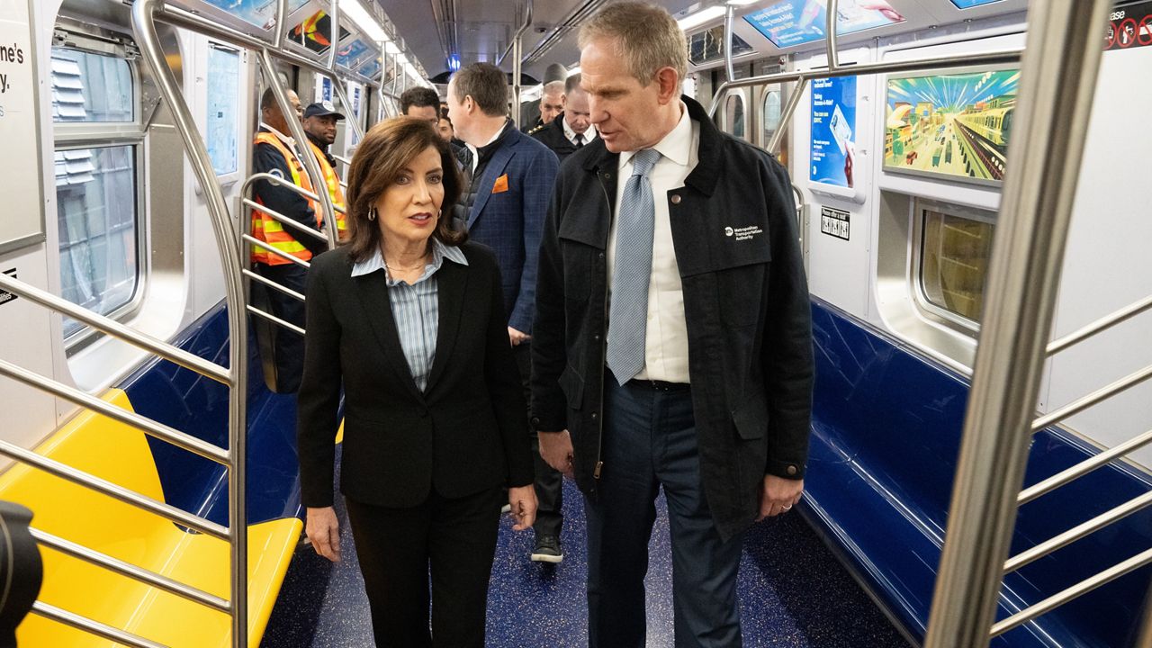 纽约地铁在C线上首次推出“开放式连通车厢”