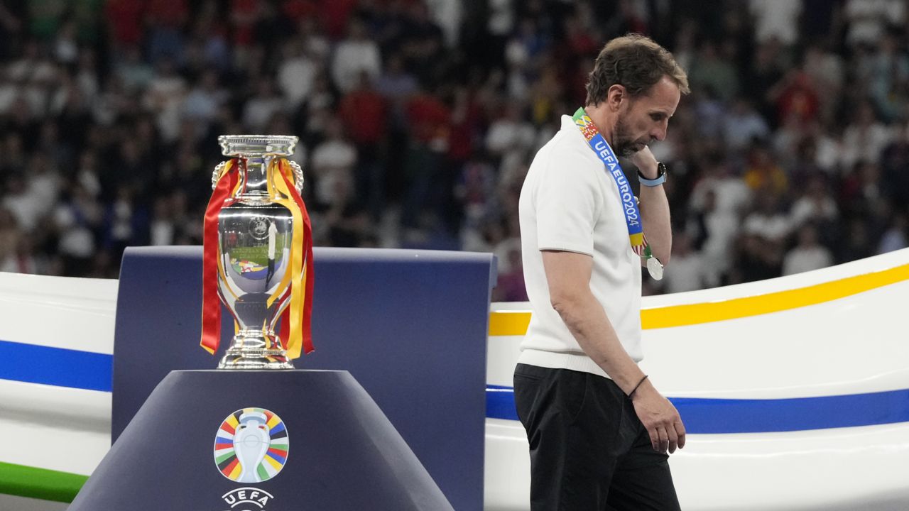 gareth southgate walks off euro 2024 stage without championship trophy