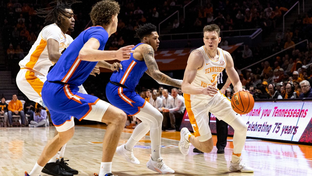 Tennessee guard Dalton Knecht (3) drives past Florida guard Will Richard (5) on his way to a 39-point scoring performance on Jan. 16, 2024. (AP Photo/Wade Payne)