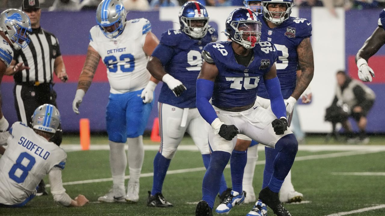 new york giants linebacker celebrates after play